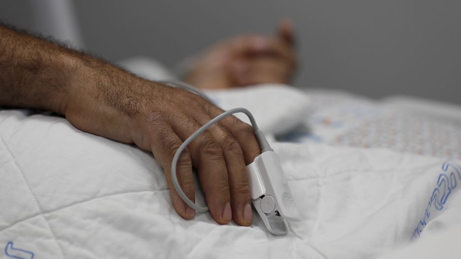 epa09411219 A patient receives treatment at the I.C.U coronavirus Covid-19 department at Ziv Hospital, in the northern city of Zefat, Israel, 12 August 2021. Israel launched a campaign to offer a third Covid-19 vaccine dose for people over 60 who received a second shot at least five months ago after infections were reportedly increasing in the country. According to reports, the number of infections in Israel rose above 6,000 per day. And over 400 patients are hospitalized in critical condition.  EPA/ATEF SAFADI Dostawca: PAP/EPA.