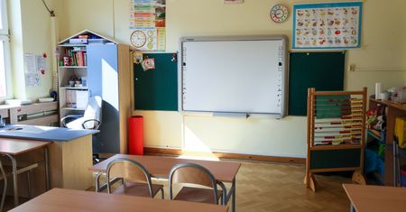 Nauczyciele bez wypłat na koniec roku. "To absurd i skandal"