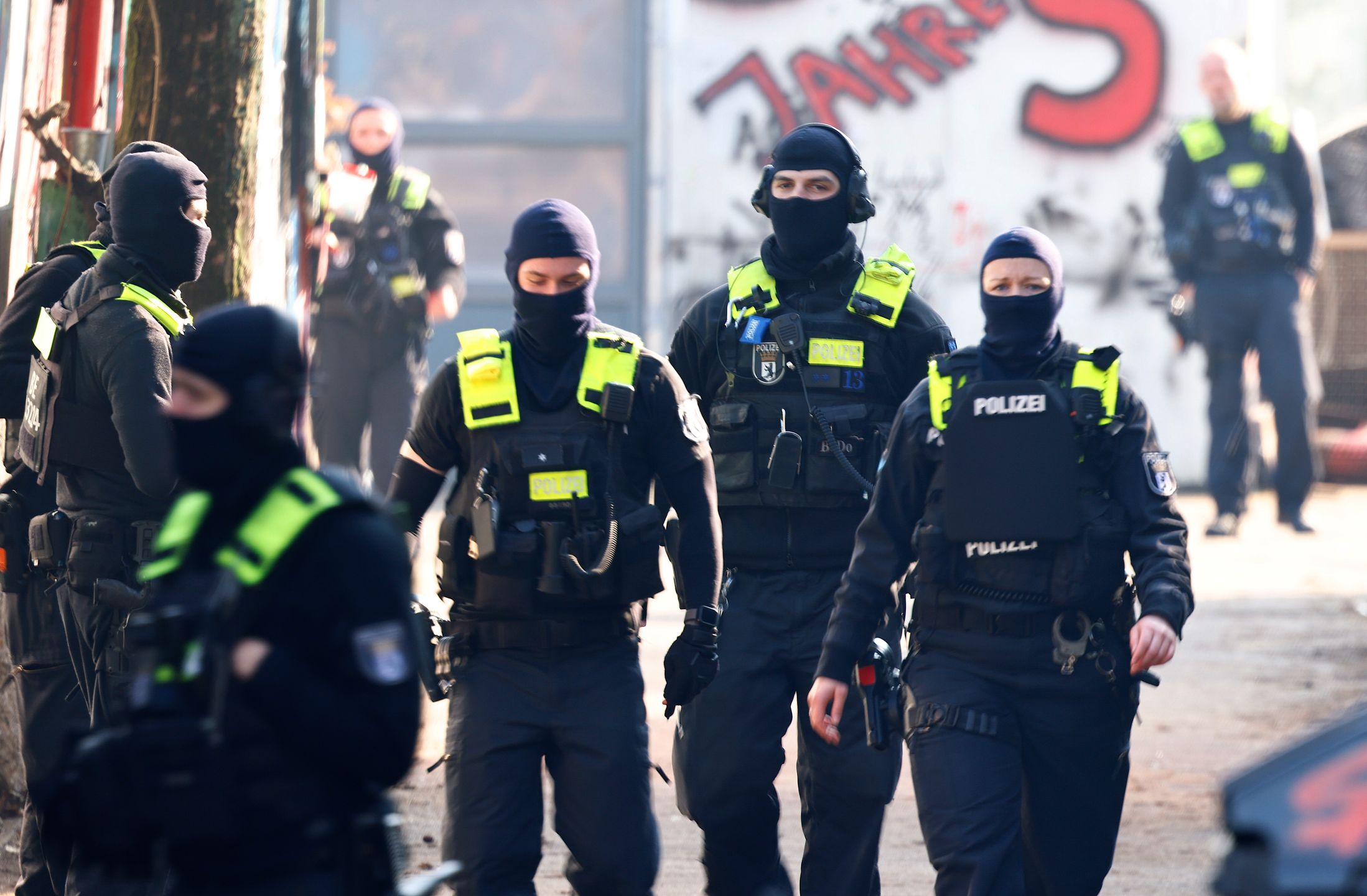 Special police units search for long-sought members Ernst Volker S. and Burkhard G. of Germany's Red Army Faction (RAF) militant group, in Berlin, Germany, 03 March 2024. The search comes after RAF member Daniela Klette was recently arrested after more than 30 years on the run. EPA/HANNIBAL HANSCHKE Dostawca: PAP/EPA.
