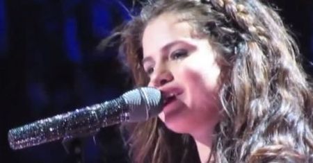 Selena Gomez PŁACZE PODCZAS WYSTĘPU!