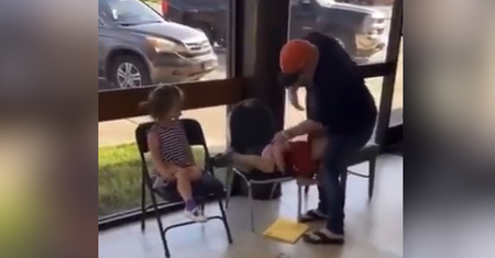 Dziadek bije dziecko w miejscu publicznym. Choć agresję widać na nagraniu, to internauci są podzieleni