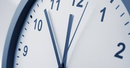 Kiedy jest zmiana czasu na letni w marcu 2022? Śpimy dłużej czy krócej?