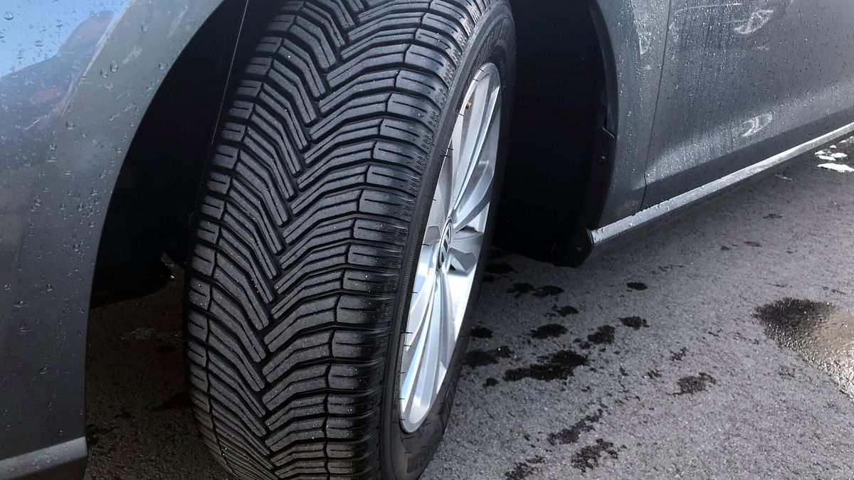 Opony jesienne? W pewnym sensie tak można by nazwać opony całoroczne.