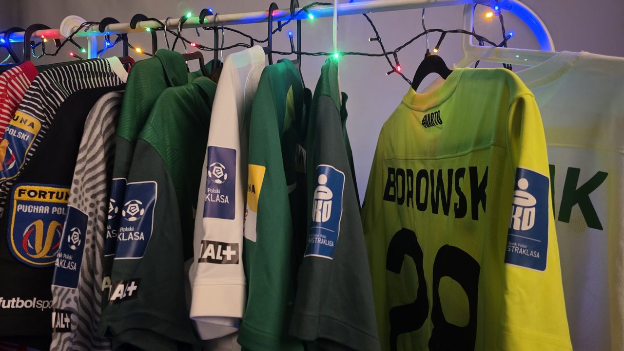 Kolekcjonerskie perełki z szatni Warty Poznań. Klub wystawia unikatowe koszulki na świątecznym kiermaszu na Wildzie