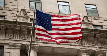 Kursy walut. Złoty korzysta na politycznych sporach w USA
