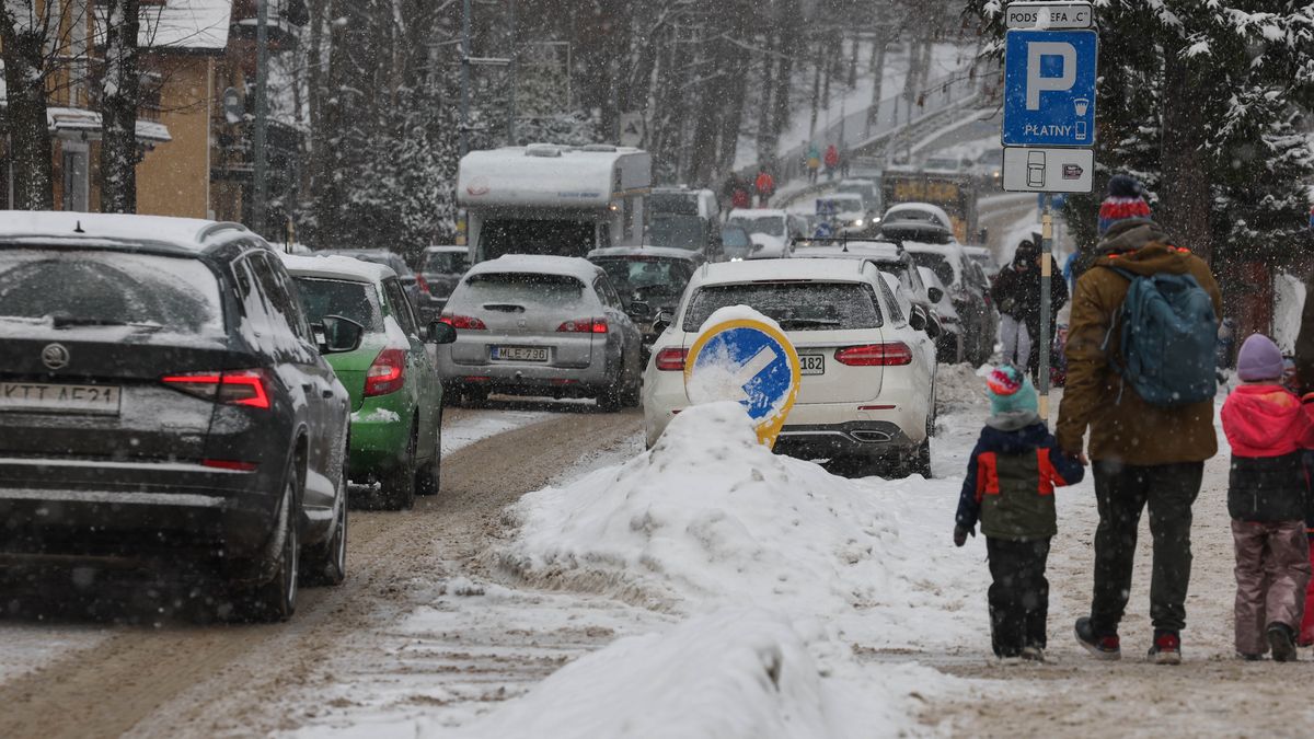 Zakopane, 30.12.2025. Trudne warunki drogowe w Zakopanem, 30 bm. IMGW ostrzega przed zamieciami śnieżnymi w północno-wschodniej i południowej Polsce. (ad) PAP/Grzegorz Momot