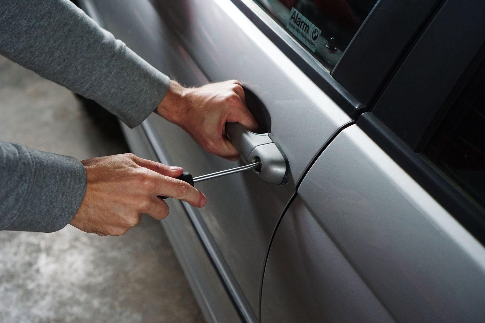 Twoje auto może paść ofiarą złodziei. To charakterystyczny znak