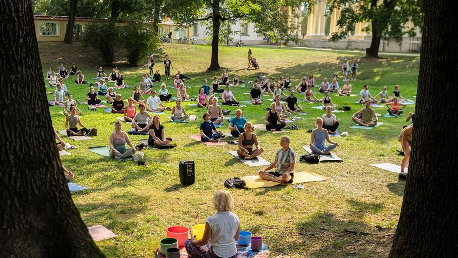 Joga w ogrodach Branickich cieszy się dużą popularnością