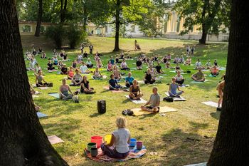 Białystok: Joga w parku, czyli relaks w ogrodach Branickich