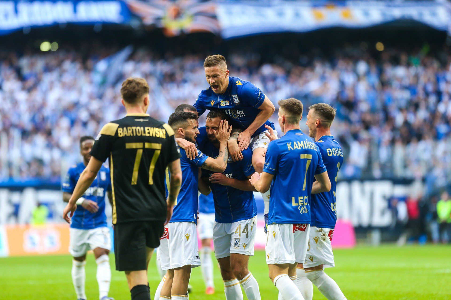 Alan Czerwiński wraz z kolegami świętujący bramkę dla Lecha Poznań
