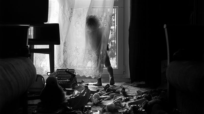 Zabawki, czarno-białe, kwadratowe fotografie i pytanie „być czy mieć" 1