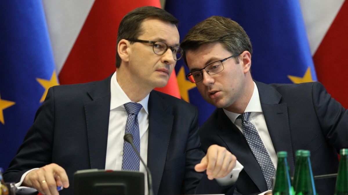 Edukacyjny "Okr?g?y st�?"
17.06.2019 Warszawa Czwarta tura rozmow przy edukacyjnym "Okraglym stole" Fot Tomasz Jastrzebowski/REPORTER
n/z: Mateusz Morawiecki, Piotr Mueller
Tomasz Jastrzebowski/REPORTER