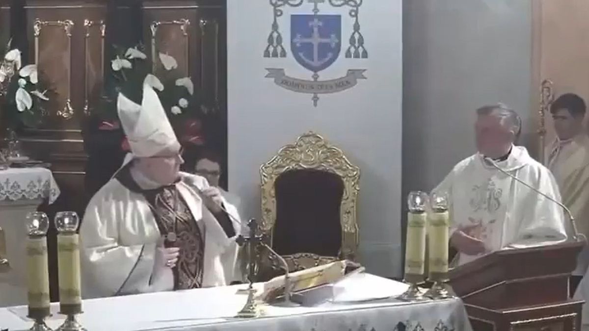 Biskup zrugał księdza przy wiernych