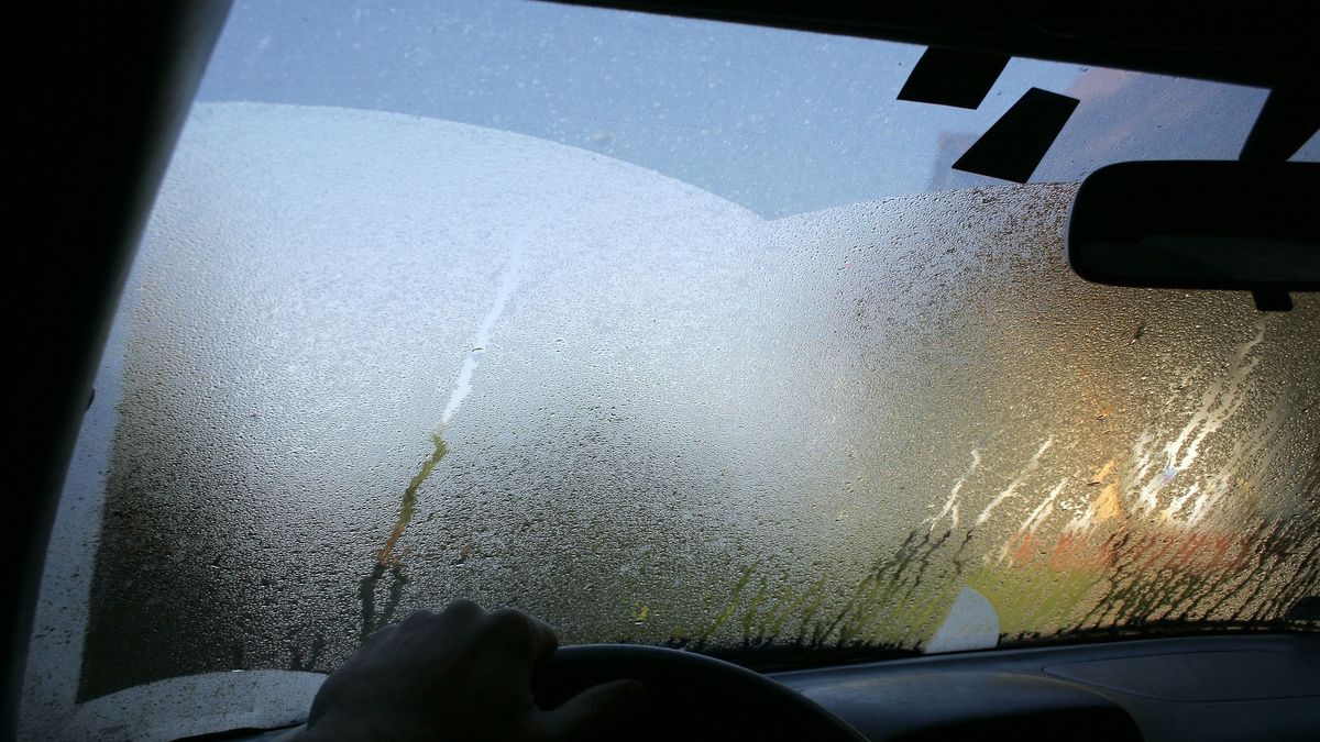 Zaparowane szyby to problem znany wszystkim kierowcom.