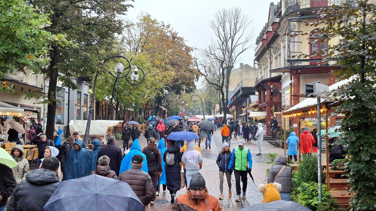 Zakopane: Na Krupówkach weekend pod parasolem. Przyjechało sporo turystów