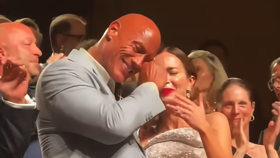Dwayne Johnson podczas premiery "Smashing Machine" w Wenecji