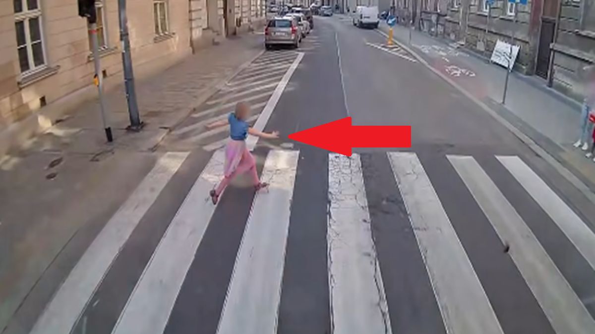 Dziecko wbiegło pod nadjeżdżający autobus.