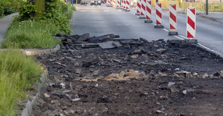 Zjazd na działkę z drogi publicznej - jakie formalności i ile kosztuje?