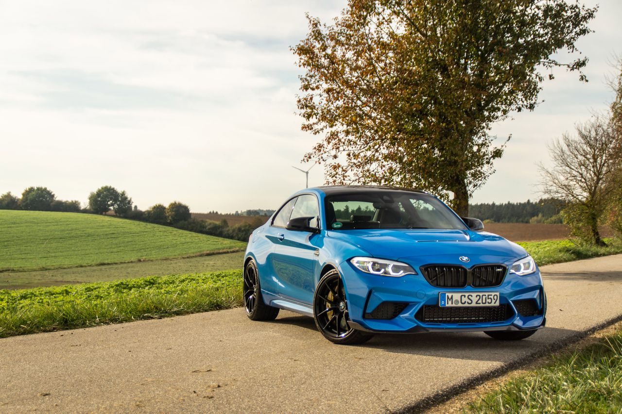BMW M2 CS już na pierwszy rzut oka jest łobuzem. Po bliższym poznaniu nie zmienia opinii.