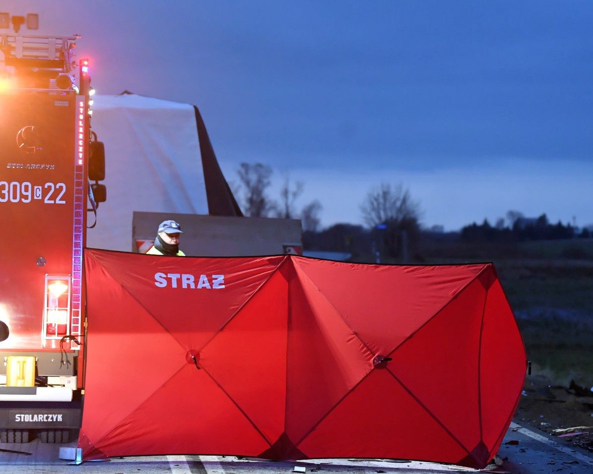 Tragedia na Mazowszu. Kobietę potrąciły dwa auta. Jednym z nich jechali policjanci