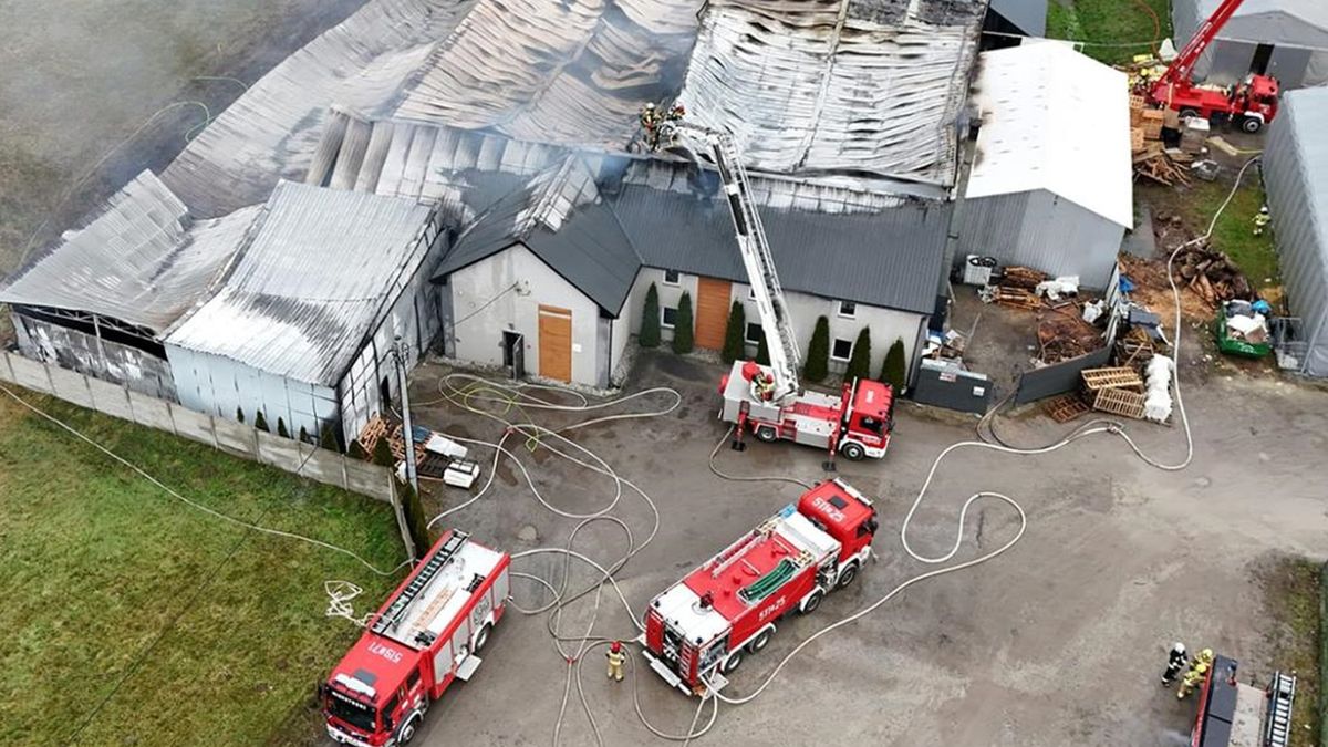 Olbrzymi pożar w Komorowie. Strażacy działali na miejscu ponad 26 godzin 