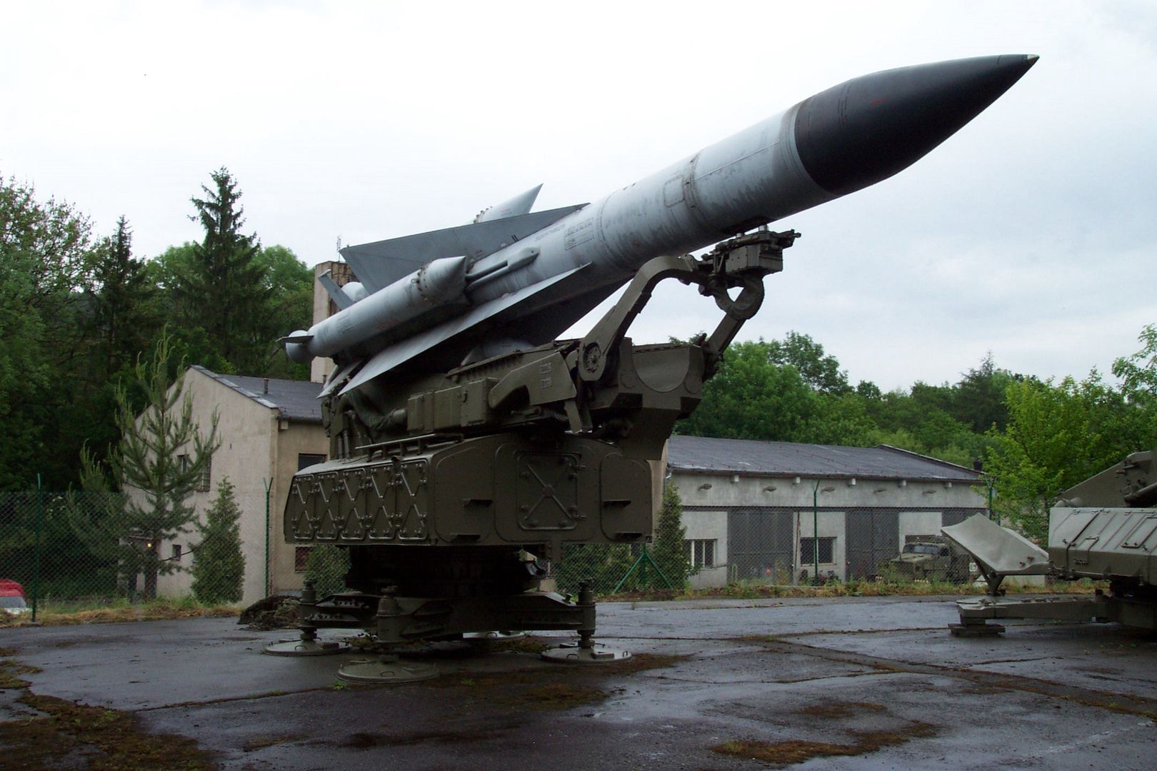 Wyrzutnia i pocisk systemu S-200