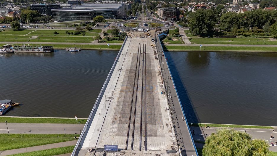 Na moście Grunwaldzkim montują elementy pod szyny tramwajowe
