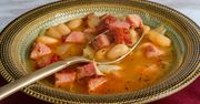 Ten jeden składnik zmienia wszystko. Zupa fasolowa jak za dawnych lat