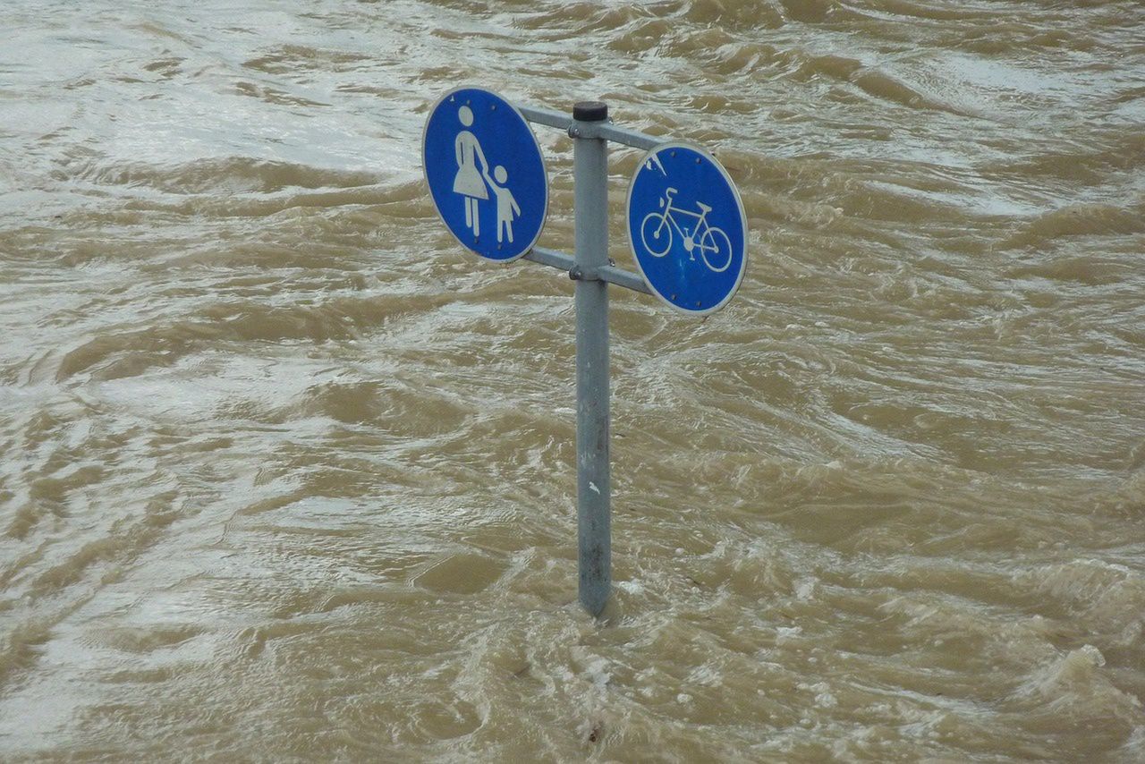 Alert IMGW na piątek. Dziś burze, grad, trąby powietrzne i podtopienia