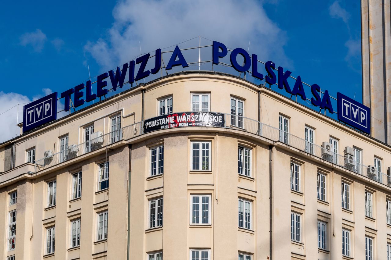 Tak nowa władza odchudziła TVP. Mniej dyrektorów, więcej pracowników