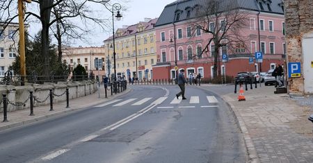 Od kilku tygodni piesi nielegalnie korzystają z tego przejścia dla pieszych. Kto zawinił? [ZDJĘCIA]