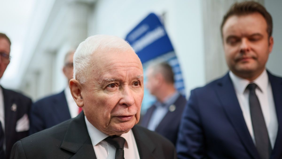 Jarosław Kaczyński, Rafał Bochenek
Warszawa, 12.03.2026. Prezes PiS Jarosław Kaczyński (L) i rzecznik PiS Rafał Bochenek (P) w Sejmie, 12 bm. W drugim dniu obrad Sejm zajmie się m.in. poselskim projektem uchwały w sprawie działań niezbędnych do zapewnienia spełniania przez Trybunał Konstytucyjny wymogów sądu ustanowionego na mocy prawa, niezawisłego i bezstronnego. (sko) PAP/Leszek Szymański
Leszek Szymański
10 10. X kadencja kadencji, obrady, obrady Sejmu, polityk, polityka, posiedzenie, sala obrad, sala plenarna, sala posiedzeń, sejm, sejmu