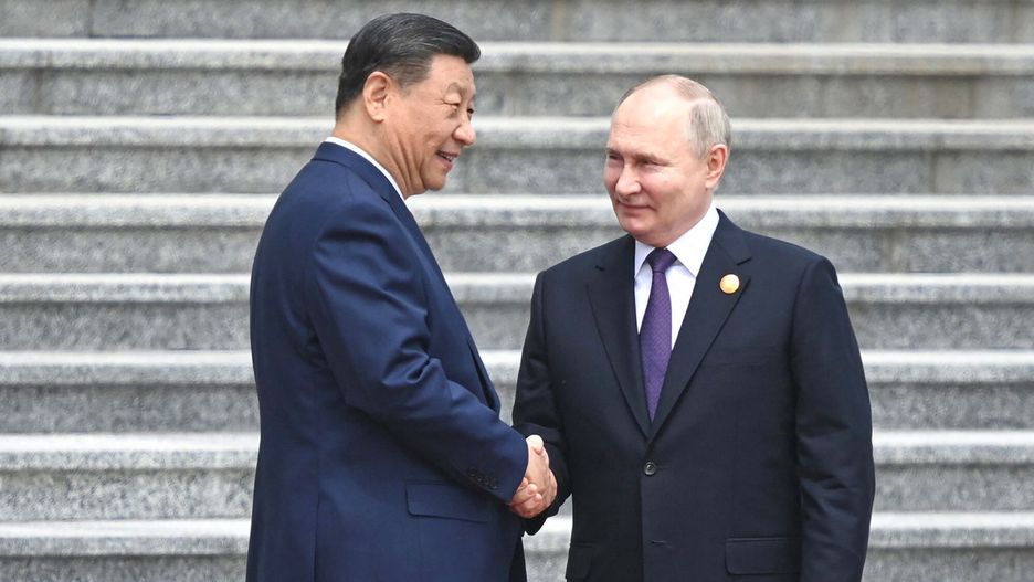 Putin z wizyt? w Chinach
TOPSHOT - In this handout photograph taken and released by the Russian presidential press office on May 16, 2024, Russia's President Vladimir Putin (R) and China's President Xi Jinping shake hands during an official welcoming ceremony in front of the Great Hall of the People in Tiananmen Square in Beijing. Leaders Xi Jinping and Vladimir Putin framed their nations' ties as a stabilising force in a chaotic world as they met in Beijing, where the Russian president is seeking greater Chinese support for his war effort in Ukraine and isolated economy. (Photo by Handout / RUSSIAN PRESIDENTIAL PRESS OFFICE / AFP) / RESTRICTED TO EDITORIAL USE - MANDATORY CREDIT "AFP PHOTO / RUSSIAN PRESIDENTIAL PRESS OFFICE" - NO MARKETING NO ADVERTISING CAMPAIGNS - DISTRIBUTED AS A SERVICE TO CLIENTS
HANDOUT