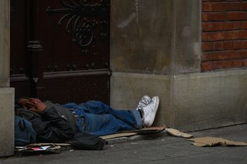 Namiot zamiast łóżka. Bezdomni wybierają własne życie