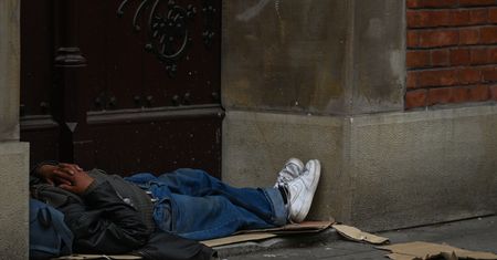 Namiot zamiast łóżka. Bezdomni wybierają własne życie
