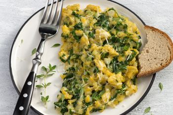 Na śniadanie robię zieloną jajecznicę. Energii starcza mi do obiadu