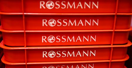 Niedziela handlowa. Promocje w Rossmann dla kobiet i mężczyzn