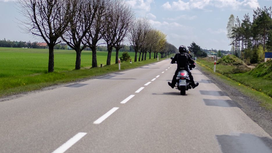 Motocyklista powinien trzymać się możliwie blisko prawej strony
