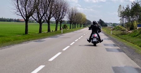 Tłumaczymy, którą częścią pasa należy jeździć. Warto znać kilka zasad