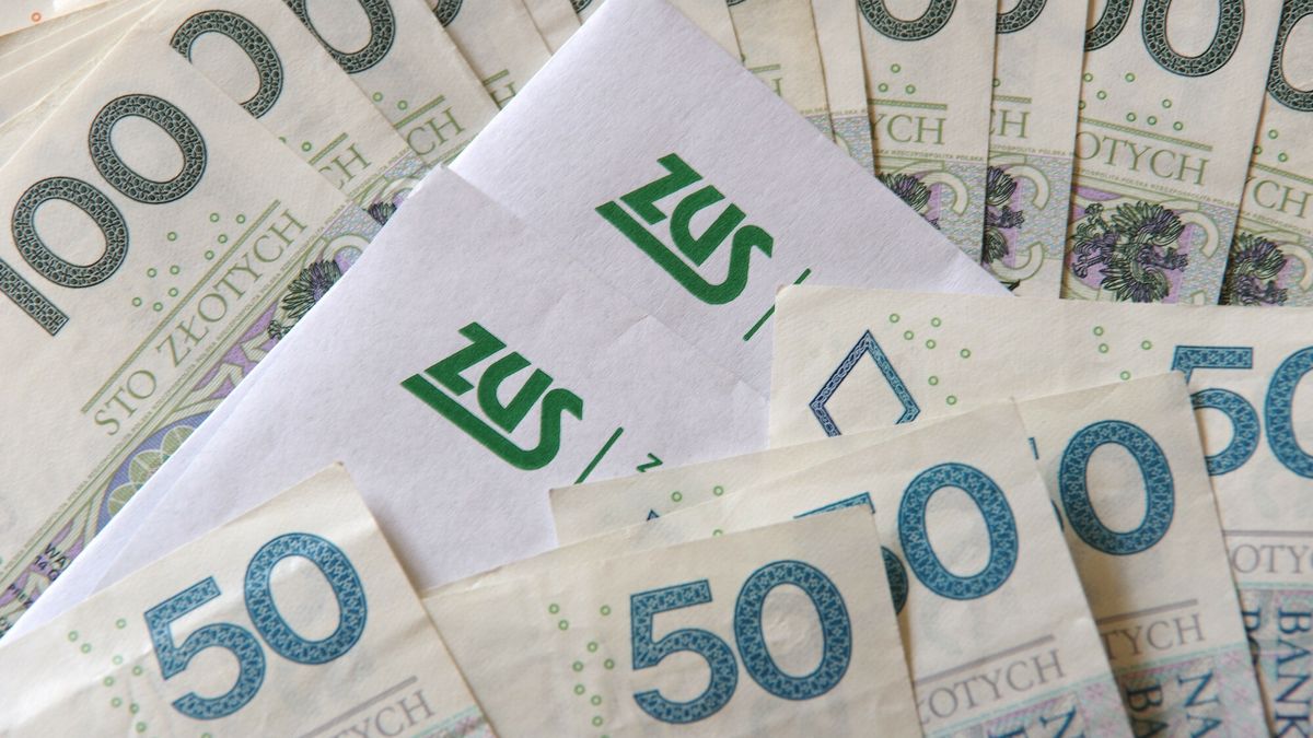 Stock Marek Bazak
PHOTO: ZOFIA I MAREK BAZAK / EAST NEWS   N/z  Pismo z ZUS-u i pieniadze, banknoty o nominale 50, 100 zl.
ZOFIA BAZAK
