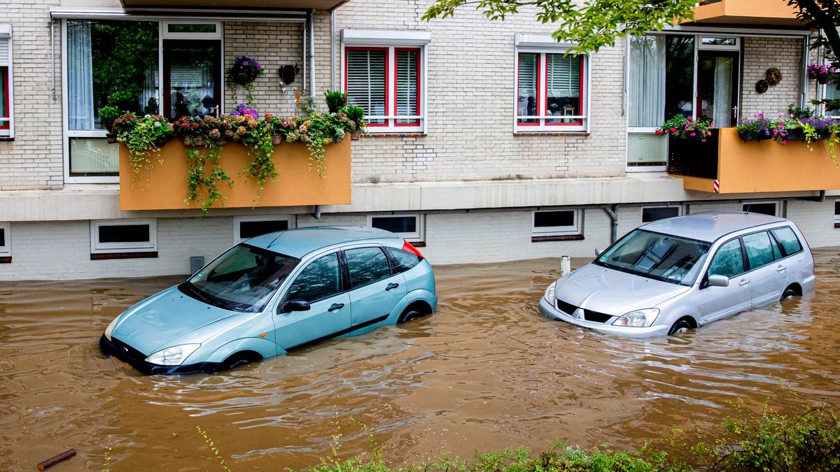 Takie starsze auta będą najwyżej dorzucane do lawet i one nieźle znoszą skutki powodzi. Czujność trzeba zachować przy zakupie samochodów nowoczesnych.