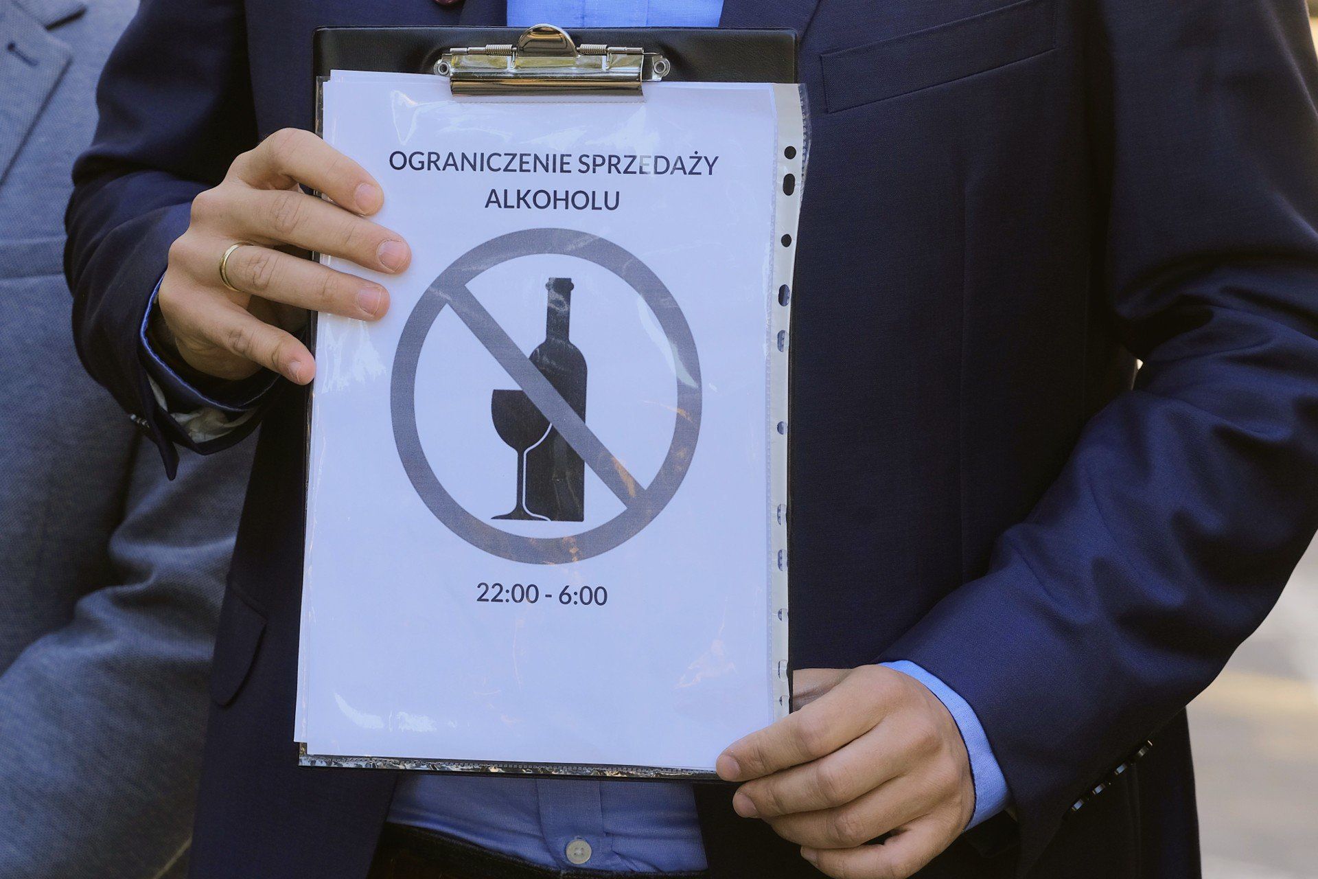 Trwają konsultacje społeczne na temat nocnej prohibicji w Legnicy