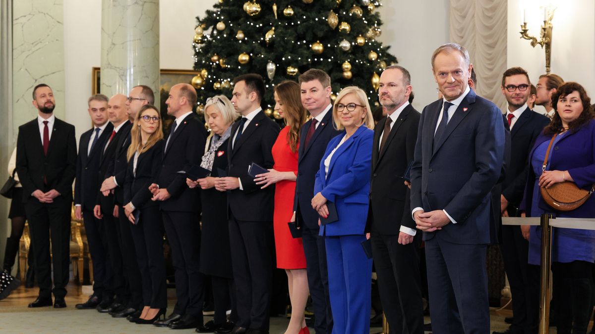 Warszawa, 13.12.2023. Premier Donald Tusk (C-P) podczas uroczystości zaprzysiężenia kierowanego przez niego gabinetu w Pałacu Prezydenckim w Warszawie, 13 bm. (amb) PAP/Paweł Supernak