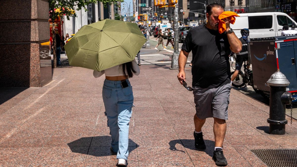 Temporary
NEW YORK, NEW YORK - JULY 29: People try to stay cool on the sweltering streets of Manhattan as the region experiences another heatwave on July 29, 2025 in New York City. Temperatures are expected to reach into the high 90s with a heat index well above 100 degrees. (Photo by SPENCER PLATT / GETTY IMAGES NORTH AMERICA / Getty Images via AFP)
SPENCER PLATT