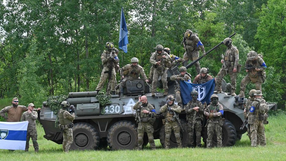 Żołnierze z Legionu "Wolność Rosji" ze zdobycznym pojazdem opancerzonym