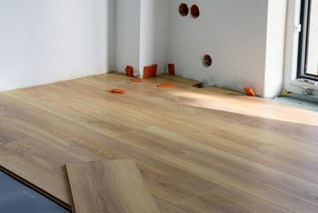 Układanie paneli. Ten jeden błąd może zniszczyć całą podłogę