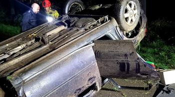 Trzęsów: Auto uderzyło w skarpę i dachowało. Kierowca zginął