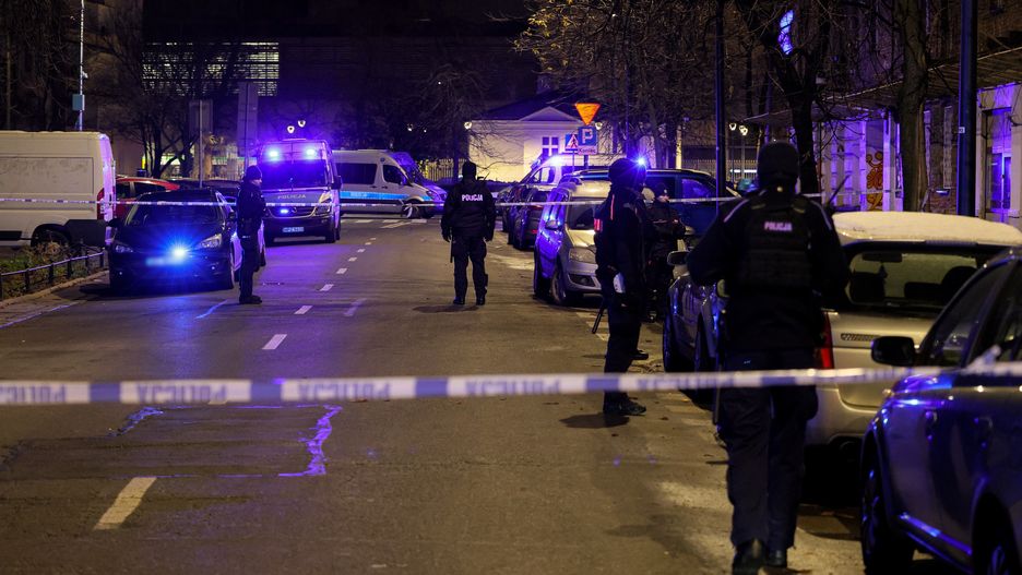 Warszawa, 23.11.2024. Policja przed budynkiem przy ul. Inżynierskiej 6 na warszawskiej Pradze, 23 bm. Podczas zatrzymania agresywnego mężczyzny z maczetą jeden z funkcjonariuszy użył broni służbowej na skutek czego ranny został inny policjant. Funkcjonariusz zmarł w szpitalu. (jm) PAP/Paweł Supernak ***Do tego materiału zdjęciowego dostępna jest również depesza w systemie CSI, pt.: Warszawa/ Zmarł policjant postrzelony podczas interwencji (aktl.)***