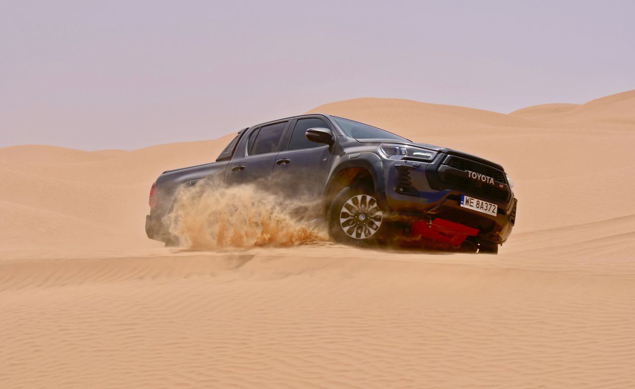 Toyota Hilux GR Sport podczas testów w Tunezji