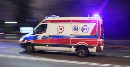 Pęcice. Karetka uderzyła w mur pałacu